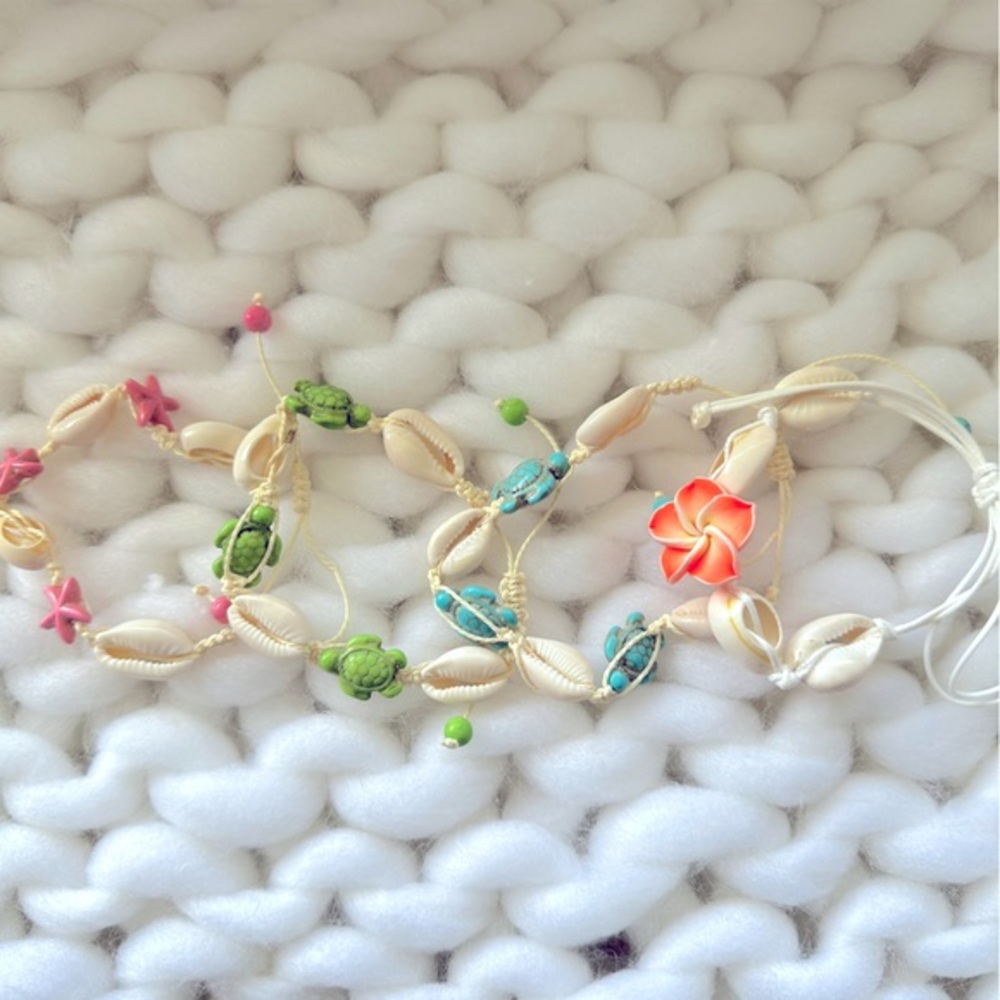 Women’s bundle of 4 fashion bracelets, colorful seashells and sea turtles